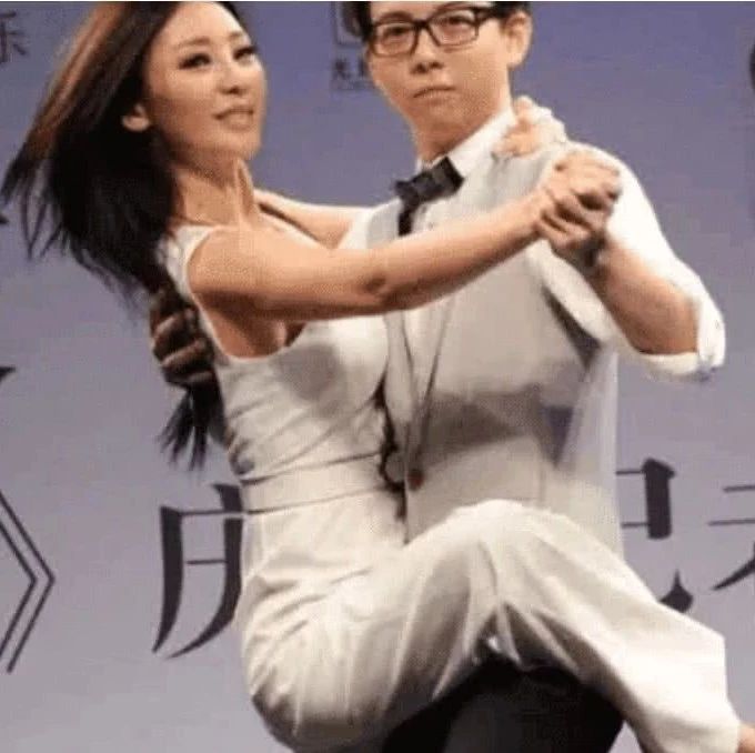 柳岩与男子跳舞,双腿位置惹争议,网友看后声称,你是认真的吗?