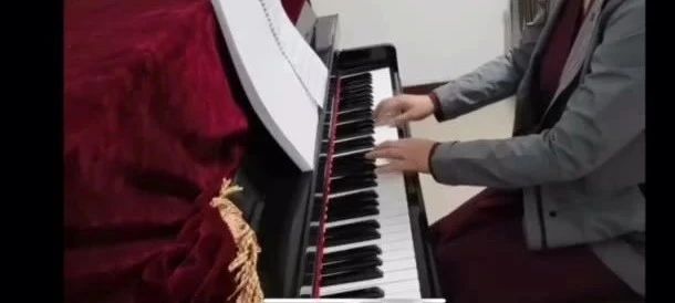 每一个学钢琴的人，都应该学会即兴伴奏！真的太酷了~-4