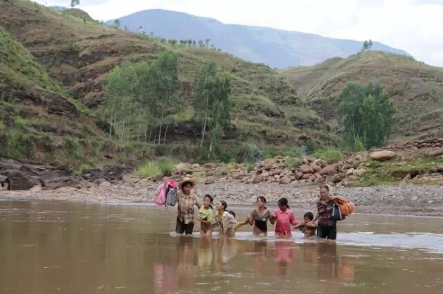 在农村蹲点9年，香港女博士带村民造土房子，被嫌弃土掉渣却获联合国大奖！┃匠心