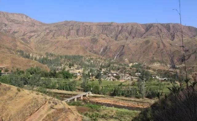 在农村蹲点9年，香港女博士带村民造土房子，被嫌弃土掉渣却获联合国大奖！┃匠心