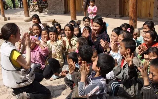 在农村蹲点9年，香港女博士带村民造土房子，被嫌弃土掉渣却获联合国大奖！┃匠心