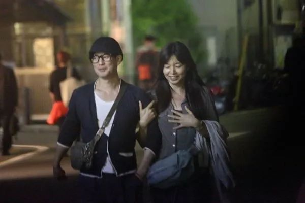 山口智子 唐沢寿明と腕組みデート！結婚25年目も変わらぬ絆（女性自身）