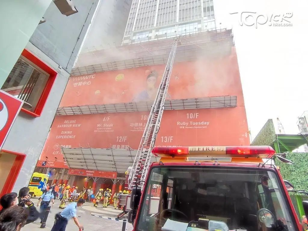 火灾现场据香港东网早前报道,15日12时37分,香港铜锣湾世界贸易中心