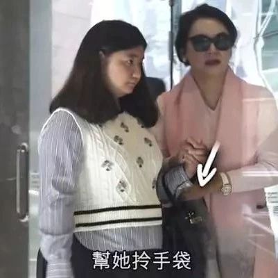 胡慧中带女儿逛街,身材发福真的老了,看两人穿着很寒酸啊!