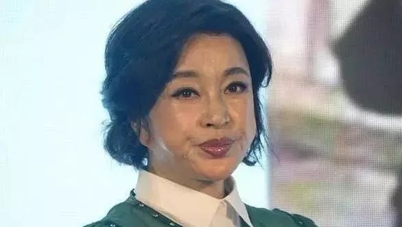 刘晓庆真实脸根本不敢看,皮肤黝黑又松弛,网友:终于相信你63了