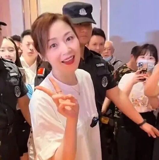 万绮雯穿T恤短裤现身,51岁还这么漂亮,而且没一点装嫩的感觉!