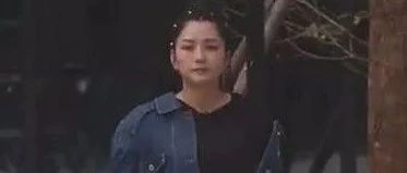 何洁拼了命的显高,穿短裤又踩高跟鞋,155身高的腿型也太真实了