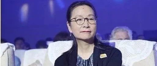 奚美娟优雅到骨子里,65岁活的通透真实,也不会穿的年轻来装嫩!