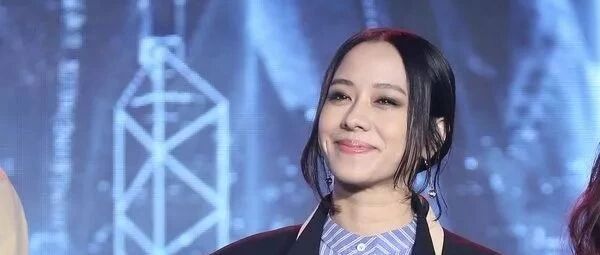 林嘉欣的脖颈纹好显龄,小腿好有肌肉,不适合出境呀!