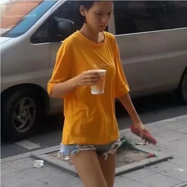 张予曦素颜去剧组,肤色暗沉显老,打扮朴素没架子!