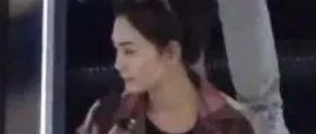 邱淑贞老了没灵气?路透照体态依旧纤瘦,穿普通衬衫都漂亮!
