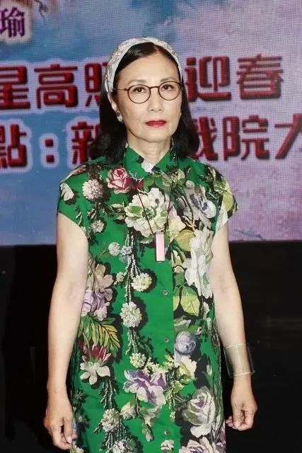 美女穿裙子看裙子里面_女生裙子里面到底穿了啥_夏天穿裙子里面穿什么