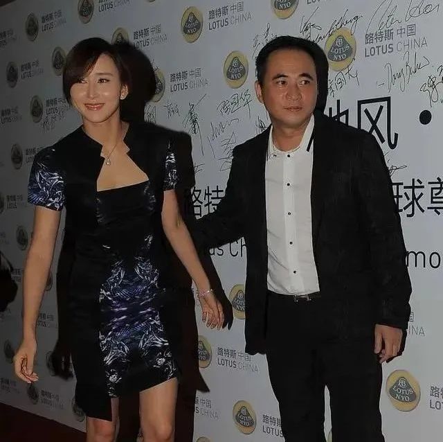 胡静哪里瘦了?穿修身裙腰线都绷没了,像是走上赵薇的老路!