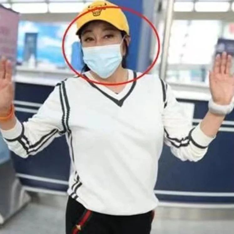 刘晓庆在机场被拍,素颜干黄皮肤焉瘪,这才是真实的老人样!