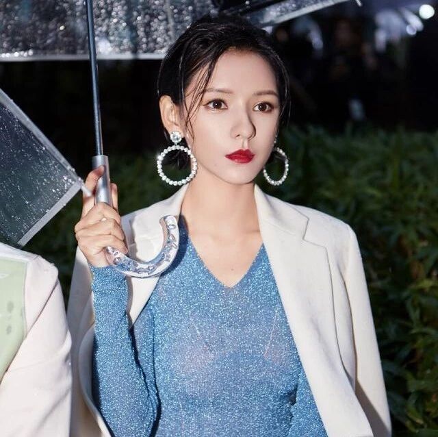 张予曦瘦成皮包骨,紧身裙薄成一张纸,镜子暴露真实身材!