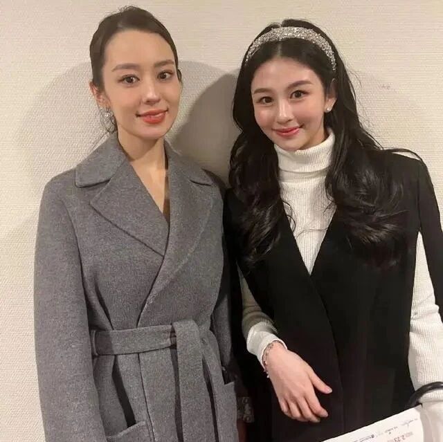 邱淑贞女儿后台追星,跟吉娜合影气质出众,戴发箍有20岁少女感!