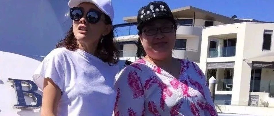 牛莉老了才有女人味,46岁炫腹露腿,比年轻人还要时髦!