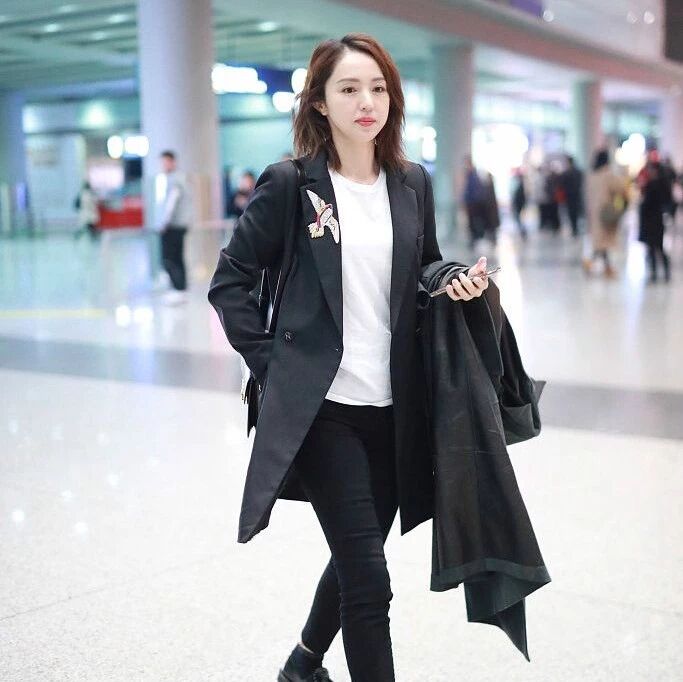 董璇穿平底鞋不像168?深夜抵达机场,低调有内涵