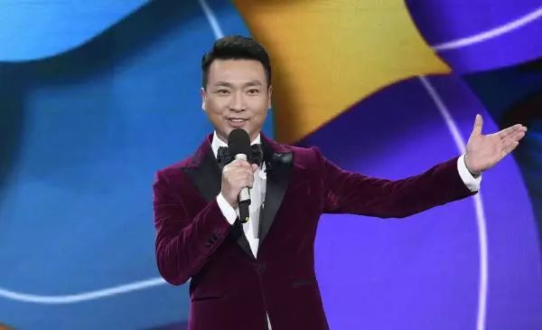 央视主持人康辉自述：以前吃饭喝酒都用公款，特别浪费