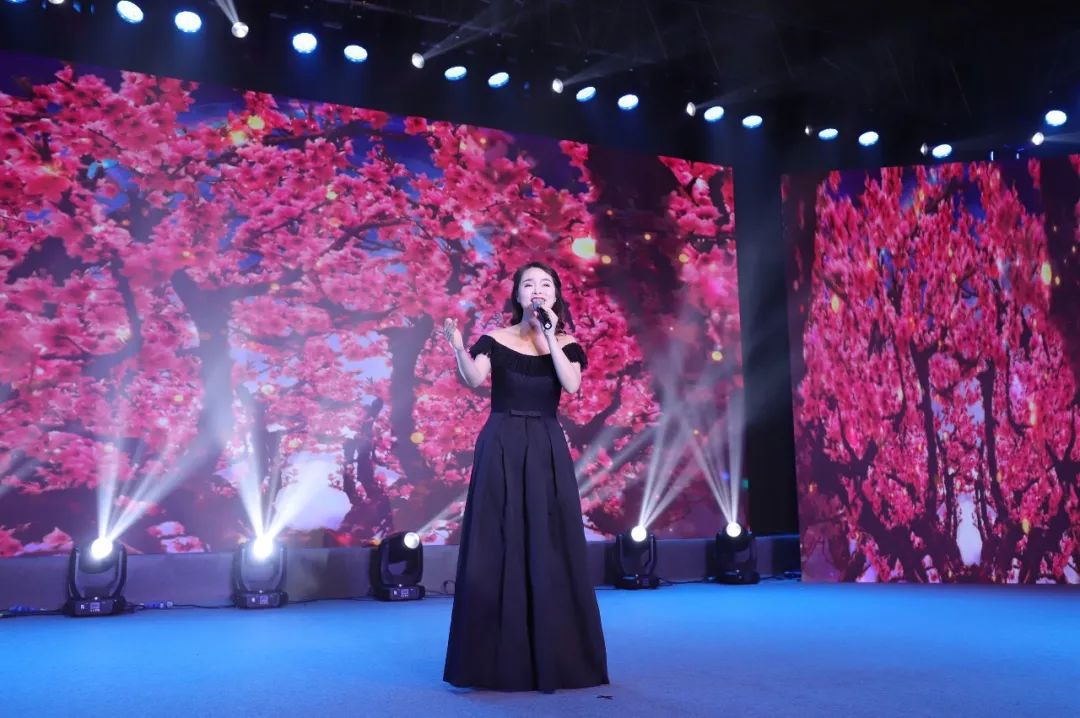 女声独唱《歌声中的祖国》,《那就是我》  表演:龚道(促进会会员,深圳