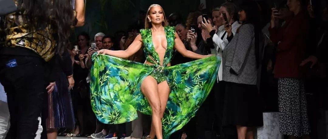 Jennifer Lopez为范思哲米兰大秀压轴走秀,不愧是初代乐坛超模!