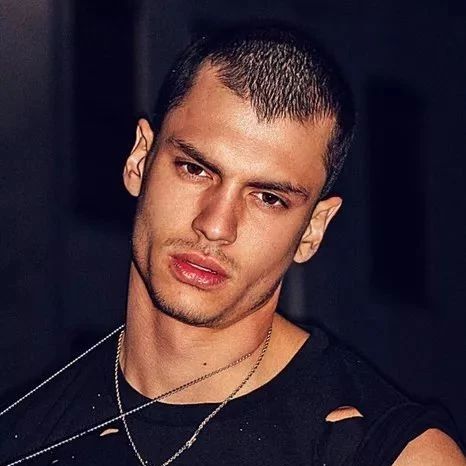从Troye的男朋友到Mariah Carey的小男宠,这个男模找到了新门路!