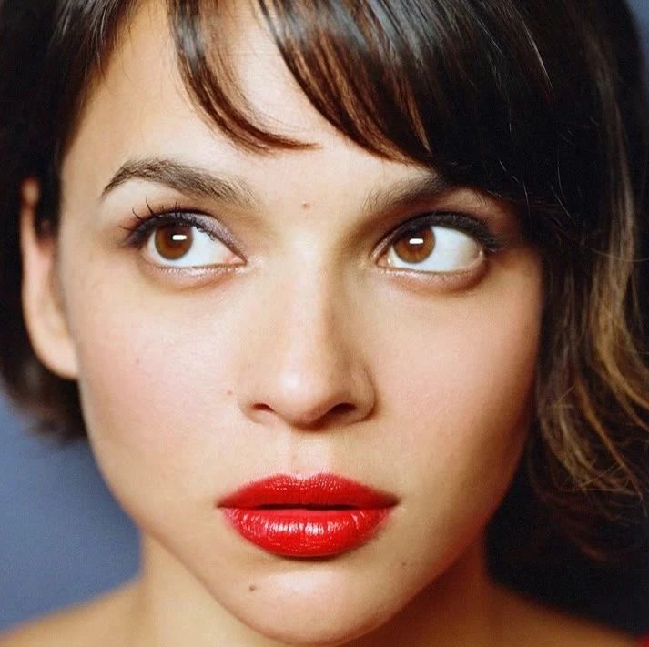 灵魂天后Norah Jones 登上印度版VOGUE金九封面!