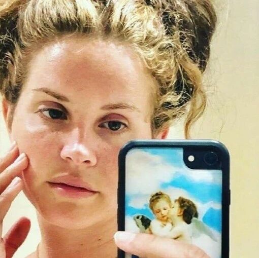 Lana Del Rey换手机了!