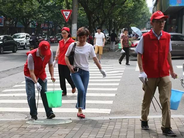 来到作为路长单位负责的湖东路,进行文明出行劝导及垃圾清理