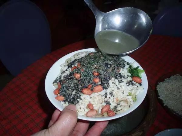 擂茶加上芝麻水就完成啦!