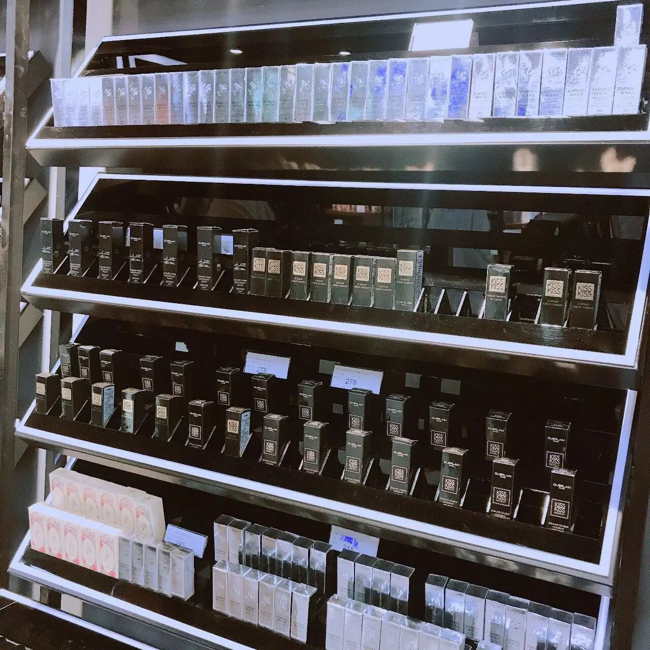 口红性价比推荐：如果还没被抢空的话，购买热门色号，是最划算的选择。