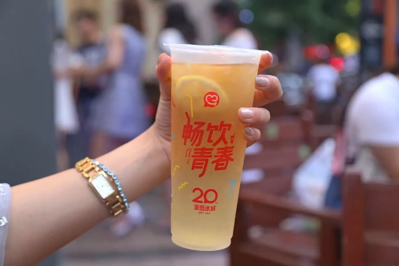 和它们家的柠檬水相比多加入了绿茶，茶味不重很清淡，同时柠檬味也不重，相对来说比较寡淡。