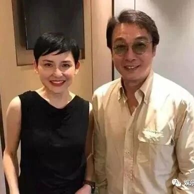 刘松仁:与小20岁妻子相伴多年无子女,被曝中风步履蹒跚让人心疼