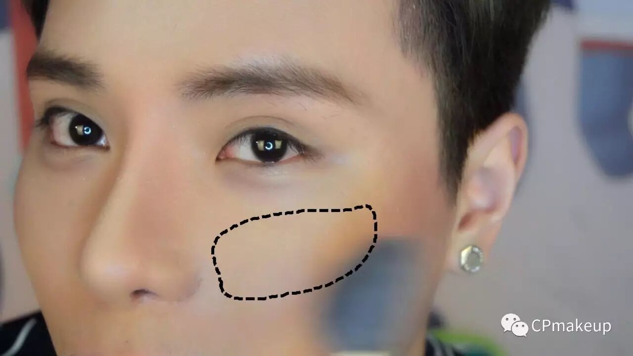 step8眼线:在睫毛的根部画上内眼线,瞳孔上方较粗,瞳孔的下方加一点的