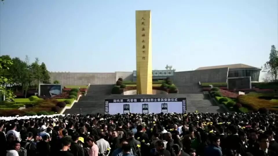 4月5日下午，川报观察记者从四川省森林公安局和凉山州森林公安⭐凉山火灾原因确认！群众自发列队迎接烈士回家，但这件揪心的事还是发生了...