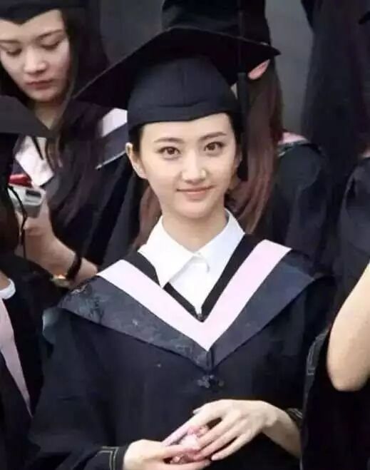 "甜系公举"景甜的"毕业颜"也是十足的初恋女友形象.