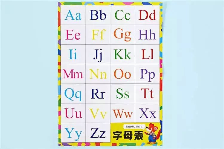 2,一手卡片一手字母表,对照生词在字母表上找字母,按顺序完成拼写就