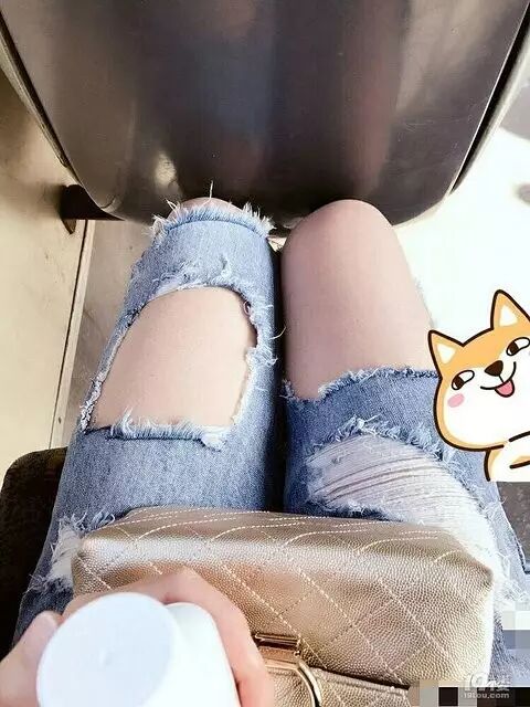 妹子穿破洞牛仔裤引邻座老大爷发问