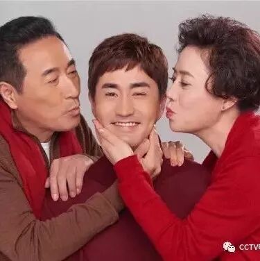 杨立新一家三口新春拍广告,神秘的杨玏妈妈幸福现身!
