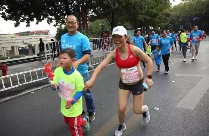 女老师怀孕五个月 跑完800米又去跑马拉松