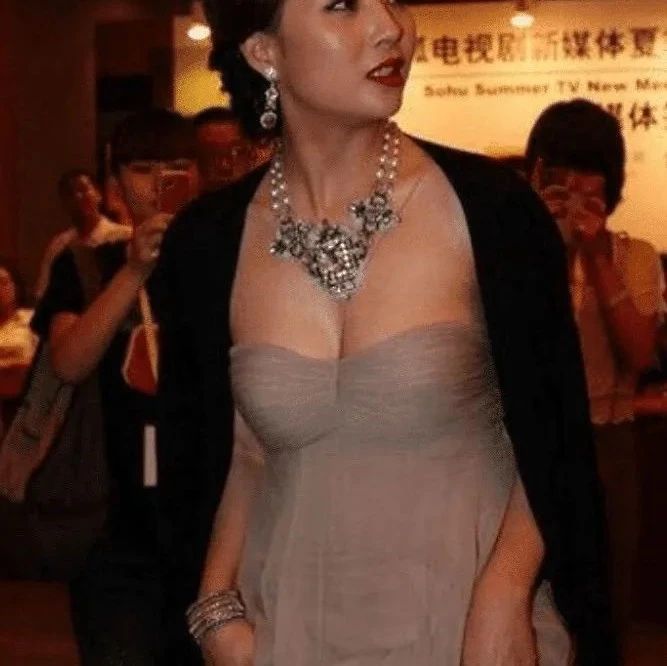 娱乐 | 41岁殷桃太高级了,大胆挑战“无痕液体裙”,网友:这才是男人心头肉