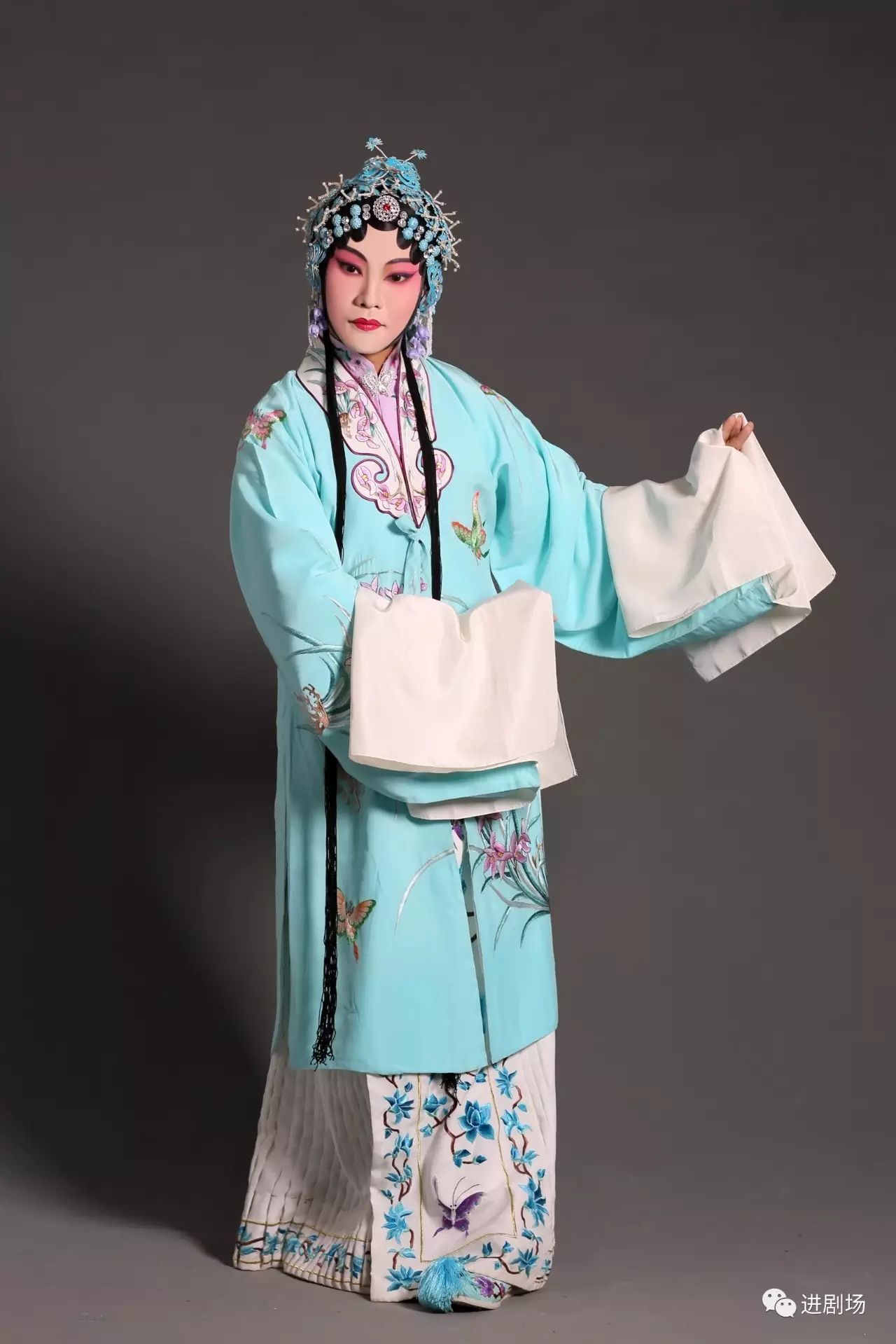 上海京剧院的梅派青衣葛香汝,上海戏剧学院的著名男旦演员牟元笛拍过
