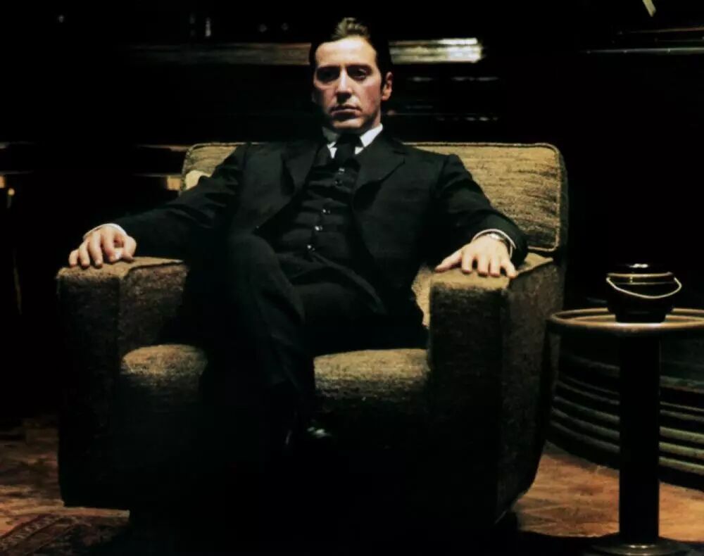 杀死妻子的幕后黑手是黑帮的其他五大长老,他们本来想利用教父重伤