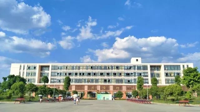眉山校区图书馆 学校有一批享受国务院特殊津贴的专家,国家二级