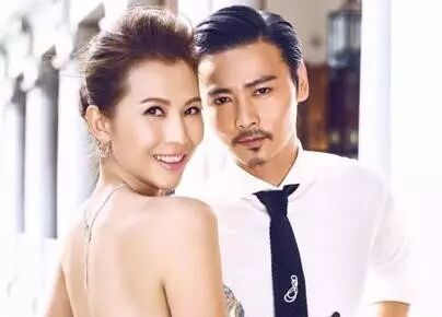 娱乐圈都忙着离婚、出轨,结婚多年,他们却依旧是恩爱如初的好...