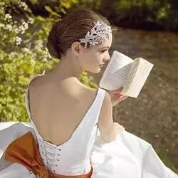 赵薇二胎了?平底鞋、肚大如球,悠闲带女儿小四月逛街!