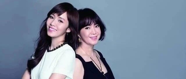 侯佩岑的妈妈,一个“比猴子还精”的女人