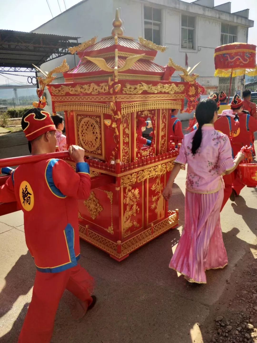 520的特殊日子,翁驸马花轿迎亲在舟山镇二村欢度第三届古民居文化节.