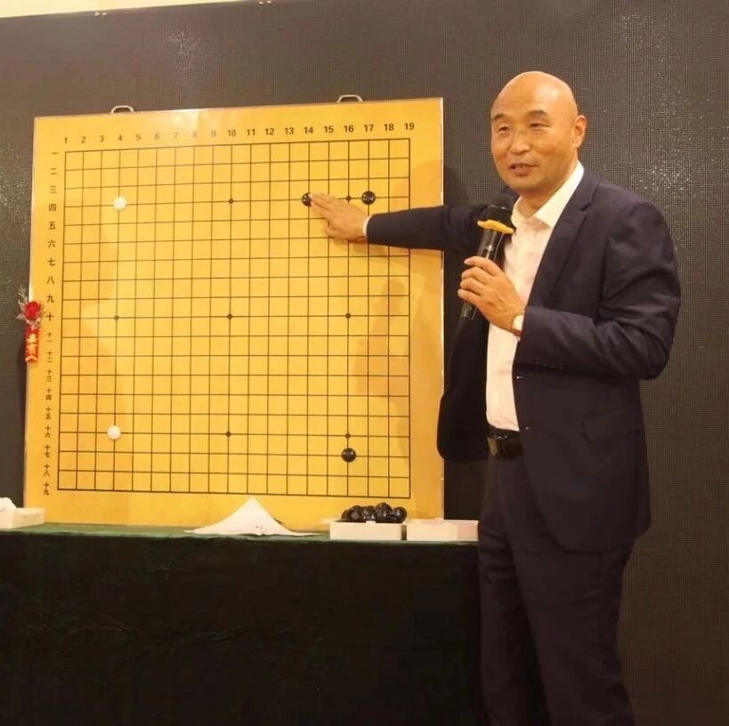 棋迷近距离聆听刘小光九段大盘讲解