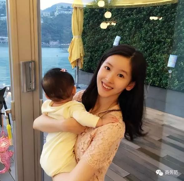 奶茶妹妹4万块Valentino裙子,凤姐说她20块就搞定...